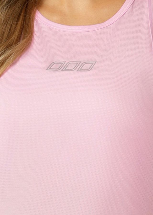 Lightweight Layering Active Essential
Semi Opaque Mesh Fabrication for Added Ventilation
Racerback Silhouette that clears the shoulder blades
Relaxed Long Line Silhouette with Higher Neckline for Added Coverage
Gradient Colour Iconic Logo Print