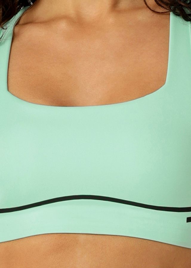Compressive Underbust Band with Back Adjustability provides High Support 
Racerback Design that Clears the shoulder blades for Unrestricted movement 
Hidden Bounce Resistant Lining
Open Back Design with Mesh Panelling for Added Ventilation
Form Flattering Contrast Design Lines that Contour Your Curves