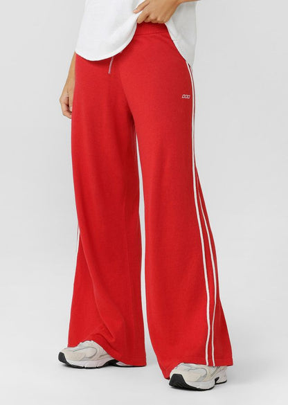 Mid to High Rise, Relaxed Fit Silhouette
Premium Cotton Linen Blend True Knit Fabrication
Elasticated Rib Waistband with Drawcord Adjustability
Elongating Contrast Seams for a Retro Sport Inspired Look
Iconic Logo Embroidery