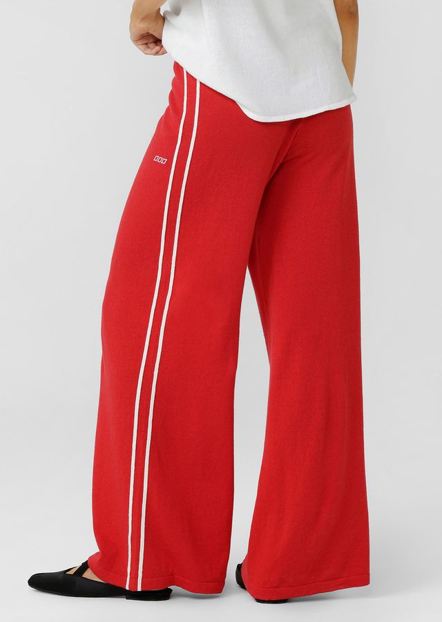 Mid to High Rise, Relaxed Fit Silhouette
Premium Cotton Linen Blend True Knit Fabrication
Elasticated Rib Waistband with Drawcord Adjustability
Elongating Contrast Seams for a Retro Sport Inspired Look
Iconic Logo Embroidery