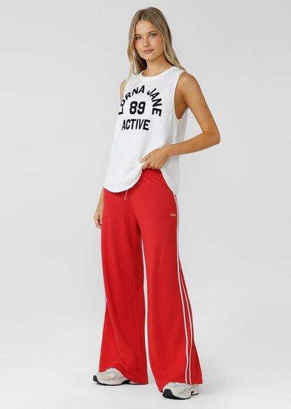Mid to High Rise, Relaxed Fit Silhouette
Premium Cotton Linen Blend True Knit Fabrication
Elasticated Rib Waistband with Drawcord Adjustability
Elongating Contrast Seams for a Retro Sport Inspired Look
Iconic Logo Embroidery