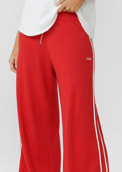Mid to High Rise, Relaxed Fit Silhouette
Premium Cotton Linen Blend True Knit Fabrication
Elasticated Rib Waistband with Drawcord Adjustability
Elongating Contrast Seams for a Retro Sport Inspired Look
Iconic Logo Embroidery