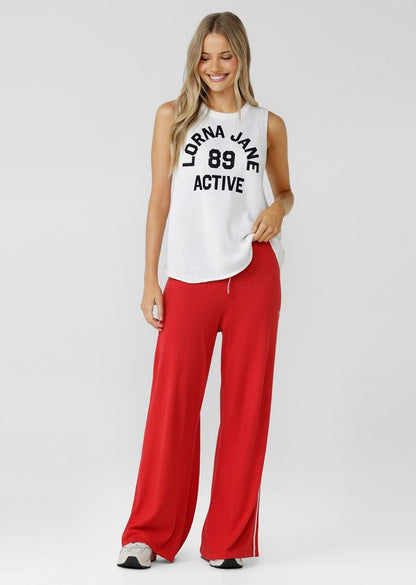Mid to High Rise, Relaxed Fit Silhouette
Premium Cotton Linen Blend True Knit Fabrication
Elasticated Rib Waistband with Drawcord Adjustability
Elongating Contrast Seams for a Retro Sport Inspired Look
Iconic Logo Embroidery