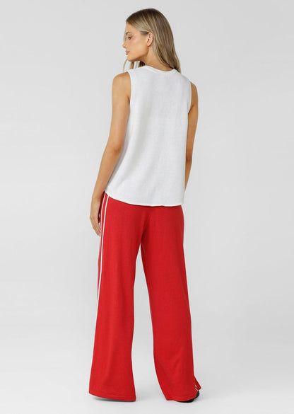 Mid to High Rise, Relaxed Fit Silhouette
Premium Cotton Linen Blend True Knit Fabrication
Elasticated Rib Waistband with Drawcord Adjustability
Elongating Contrast Seams for a Retro Sport Inspired Look
Iconic Logo Embroidery