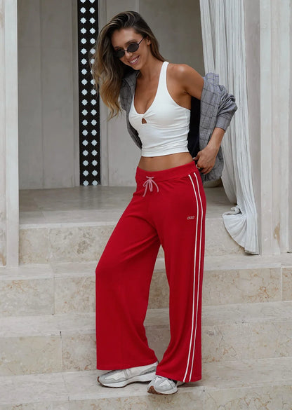 Mid to High Rise, Relaxed Fit Silhouette
Premium Cotton Linen Blend True Knit Fabrication
Elasticated Rib Waistband with Drawcord Adjustability
Elongating Contrast Seams for a Retro Sport Inspired Look
Iconic Logo Embroidery