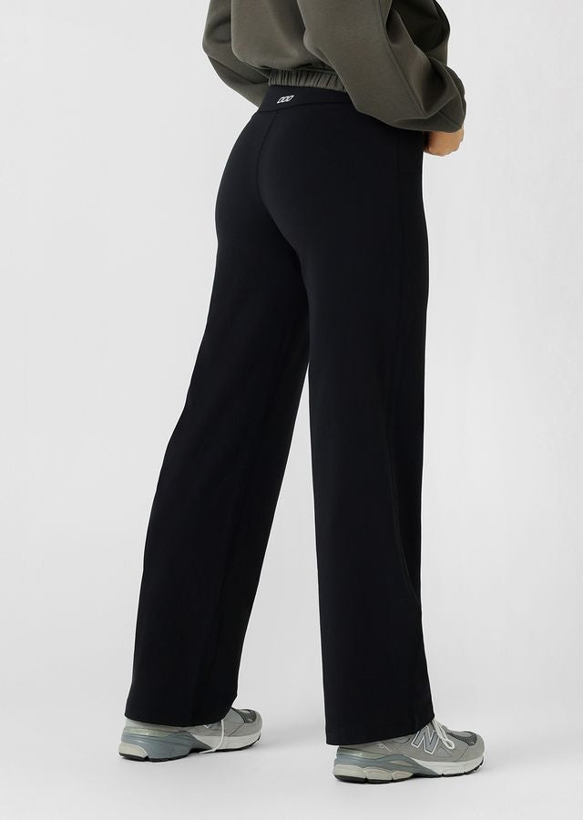 Modern wide‑leg silhouette inspired by the comfort of leggings
Mid to High Rise Soft Fold Waistband
Stabilising Back Elastic for a supportive, non‑restrictive hold
Form‑flattering bootleg shape
Hidden back pocket to keep essentials secure and discreet
Ideal for active living, travel, and everyday wear