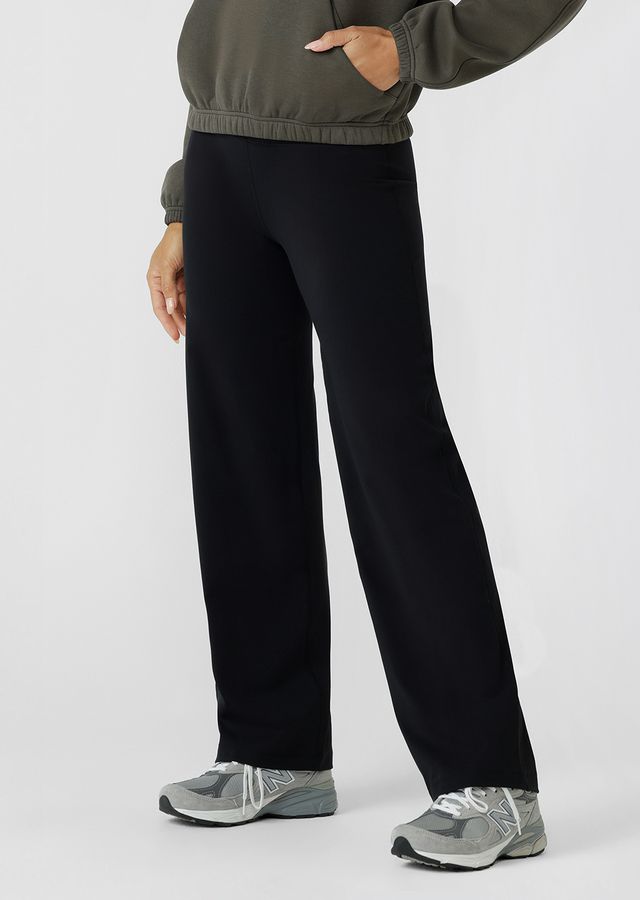 Modern wide‑leg silhouette inspired by the comfort of leggings
Mid to High Rise Soft Fold Waistband
Stabilising Back Elastic for a supportive, non‑restrictive hold
Form‑flattering bootleg shape
Hidden back pocket to keep essentials secure and discreet
Ideal for active living, travel, and everyday wear