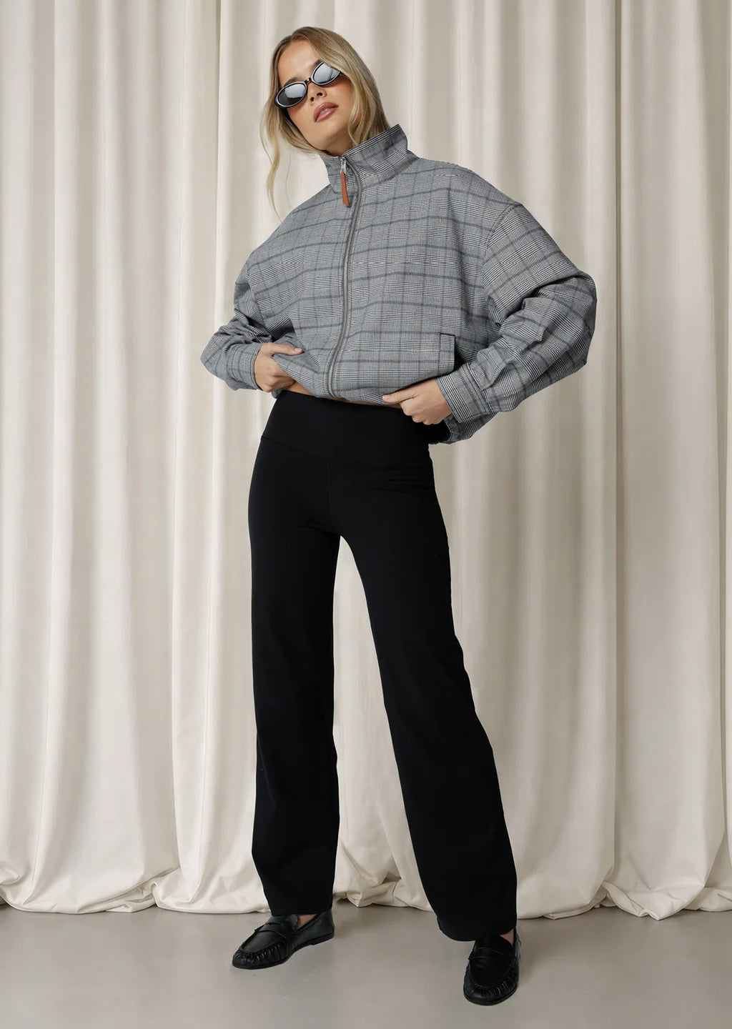 Modern wide‑leg silhouette inspired by the comfort of leggings
Mid to High Rise Soft Fold Waistband
Stabilising Back Elastic for a supportive, non‑restrictive hold
Form‑flattering bootleg shape
Hidden back pocket to keep essentials secure and discreet
Ideal for active living, travel, and everyday wear
