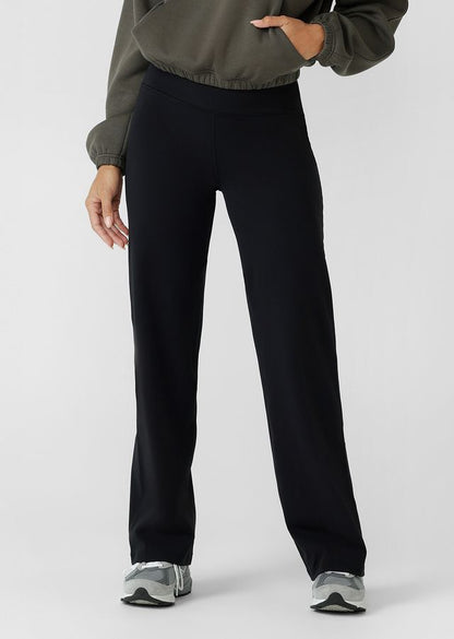 Modern wide‑leg silhouette inspired by the comfort of leggings
Mid to High Rise Soft Fold Waistband
Stabilising Back Elastic for a supportive, non‑restrictive hold
Form‑flattering bootleg shape
Hidden back pocket to keep essentials secure and discreet
Ideal for active living, travel, and everyday wear
