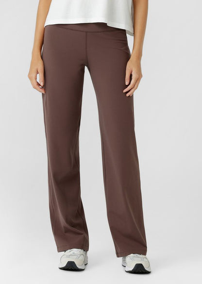Modern wide‑leg silhouette inspired by the comfort of leggings
Mid to High Rise Soft Fold Waistband
Stabilising Back Elastic for a supportive, non‑restrictive hold
Form‑flattering bootleg shape
Hidden back pocket to keep essentials secure and discreet
Ideal for active living, travel, and everyday wear