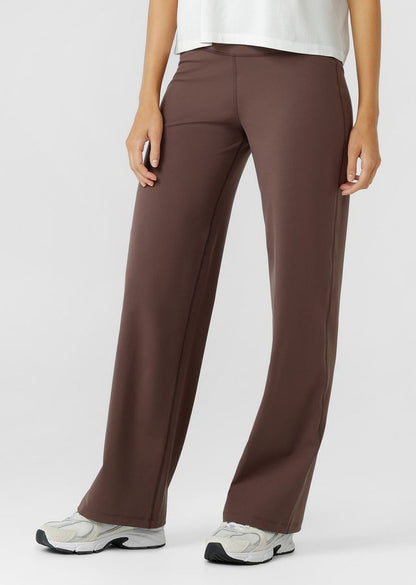 Modern wide‑leg silhouette inspired by the comfort of leggings
Mid to High Rise Soft Fold Waistband
Stabilising Back Elastic for a supportive, non‑restrictive hold
Form‑flattering bootleg shape
Hidden back pocket to keep essentials secure and discreet
Ideal for active living, travel, and everyday wear