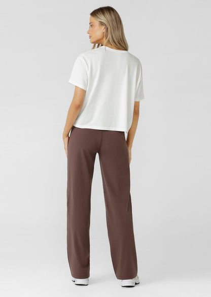 Modern wide‑leg silhouette inspired by the comfort of leggings
Mid to High Rise Soft Fold Waistband
Stabilising Back Elastic for a supportive, non‑restrictive hold
Form‑flattering bootleg shape
Hidden back pocket to keep essentials secure and discreet
Ideal for active living, travel, and everyday wear
