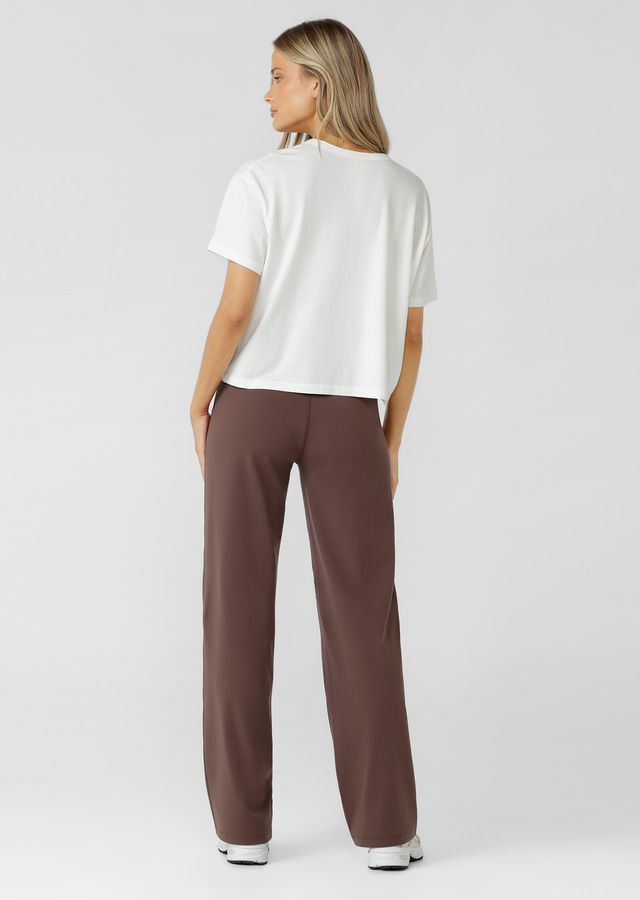 Modern wide‑leg silhouette inspired by the comfort of leggings
Mid to High Rise Soft Fold Waistband
Stabilising Back Elastic for a supportive, non‑restrictive hold
Form‑flattering bootleg shape
Hidden back pocket to keep essentials secure and discreet
Ideal for active living, travel, and everyday wear