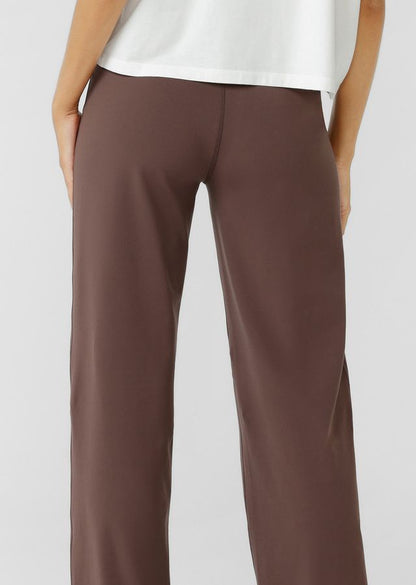 Modern wide‑leg silhouette inspired by the comfort of leggings
Mid to High Rise Soft Fold Waistband
Stabilising Back Elastic for a supportive, non‑restrictive hold
Form‑flattering bootleg shape
Hidden back pocket to keep essentials secure and discreet
Ideal for active living, travel, and everyday wear