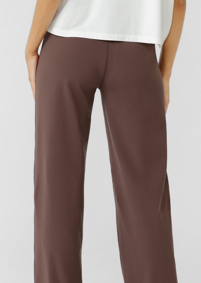 Modern wide‑leg silhouette inspired by the comfort of leggings
Mid to High Rise Soft Fold Waistband
Stabilising Back Elastic for a supportive, non‑restrictive hold
Form‑flattering bootleg shape
Hidden back pocket to keep essentials secure and discreet
Ideal for active living, travel, and everyday wear
