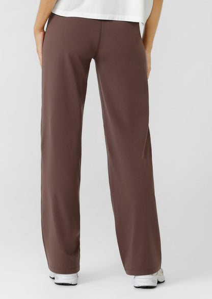 Modern wide‑leg silhouette inspired by the comfort of leggings
Mid to High Rise Soft Fold Waistband
Stabilising Back Elastic for a supportive, non‑restrictive hold
Form‑flattering bootleg shape
Hidden back pocket to keep essentials secure and discreet
Ideal for active living, travel, and everyday wear