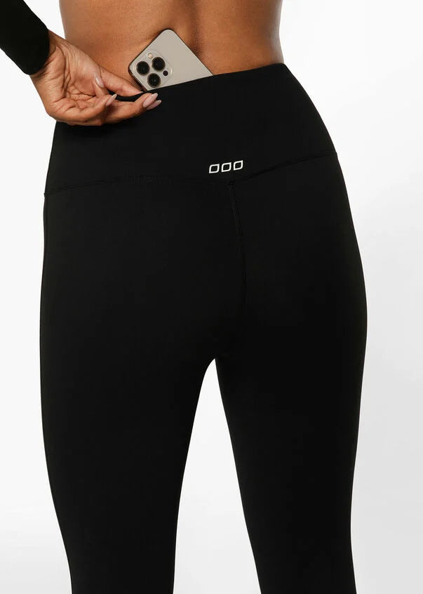 The All Day Lotus Thermal No Chafe Full Length Leggings are pure comfort, with a hidden back pocket big enough for the largest of phones. They also feature no chafe leg panelling and lightweight stomach support.