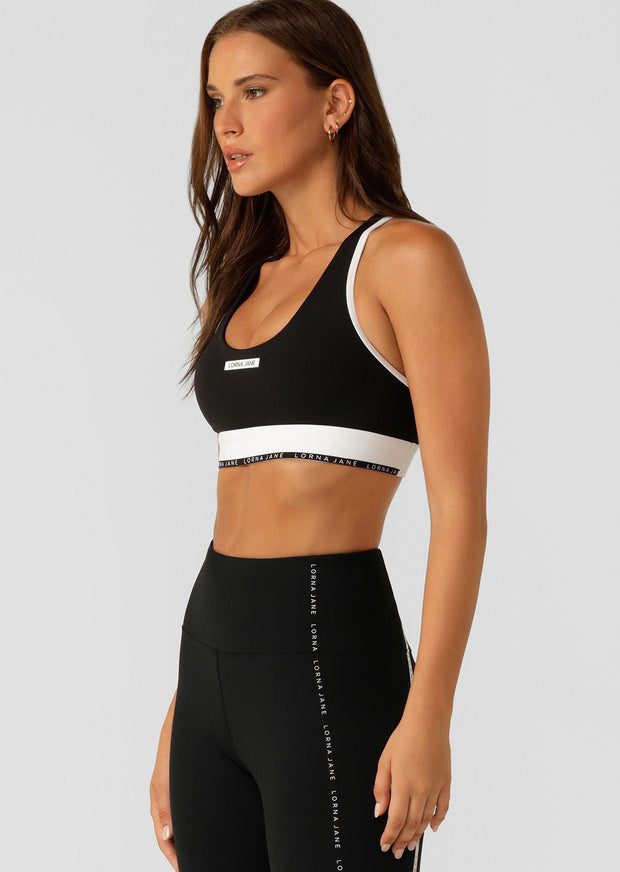 Keep your cool in the All Elements Sports Bra. Crafted from sweat wicking Bare Minimum Fabric, this High Support Bra features a mesh back and keyhole design to keep you cool and comfortable as your workout heats up.
