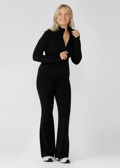 Zip Through Design to Keep In the warmth
Secure Zip Pockets to Stash your Essentials
Form Fitting Full Length Silhouette
Thumbholes To Secure Your Sleeves Whilst Training