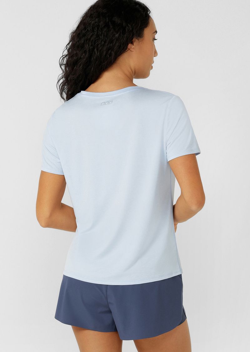 Lightweight Layering Active Top - An Everyday Essential For Your Workouts
Relaxed Longline Fit 
Curved Hem Silhouette for Added Coverage
Quick Drying Active Fabrication
Reflective Iconic Logo
