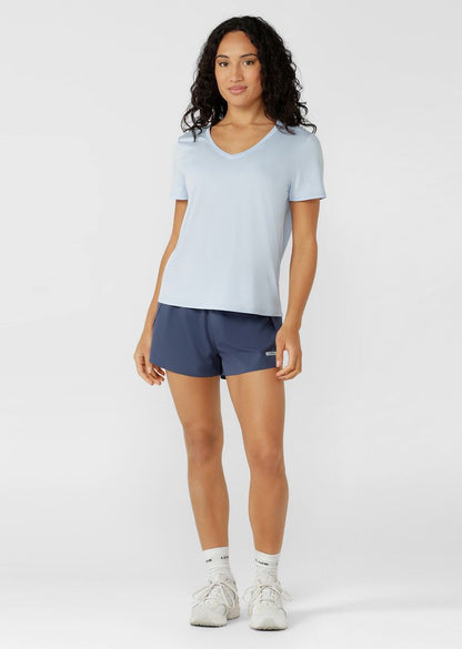 Lightweight Layering Active Top - An Everyday Essential For Your Workouts
Relaxed Longline Fit 
Curved Hem Silhouette for Added Coverage
Quick Drying Active Fabrication
Reflective Iconic Logo