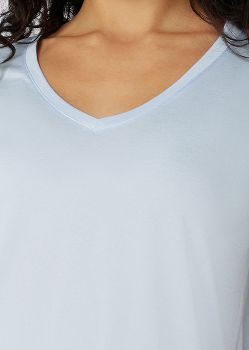 Lightweight Layering Active Top - An Everyday Essential For Your Workouts
Relaxed Longline Fit 
Curved Hem Silhouette for Added Coverage
Quick Drying Active Fabrication
Reflective Iconic Logo