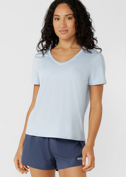 Lightweight Layering Active Top - An Everyday Essential For Your Workouts
Relaxed Longline Fit 
Curved Hem Silhouette for Added Coverage
Quick Drying Active Fabrication
Reflective Iconic Logo