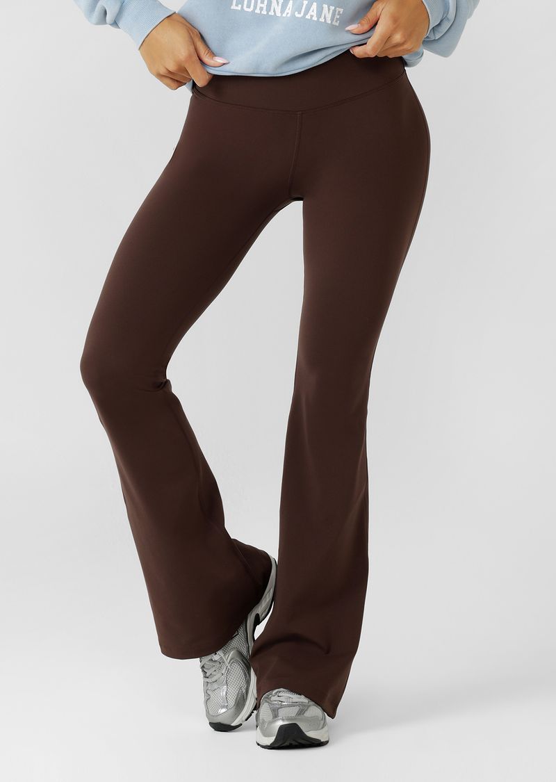Wear Anywhere Classic Design
Convenient Hidden Waistband Pocket
Easy Wear Bootleg Silhouette
Flattering High Rise Fit