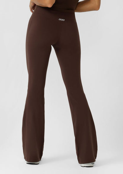 Wear Anywhere Classic Design
Convenient Hidden Waistband Pocket
Easy Wear Bootleg Silhouette
Flattering High Rise Fit
