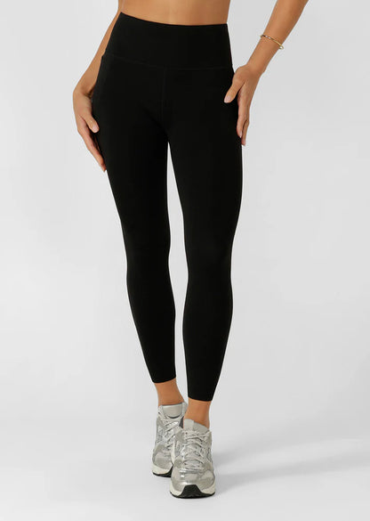 Amy No Chafe Phone Pocket Ankle Biter Leggings - your ultimate workout staple. Designed with Active Core Stability™ to shape, smooth and support through the midsection, these leggings feature an internal rubber‑edged waistband and compressive lining for secure core engagement