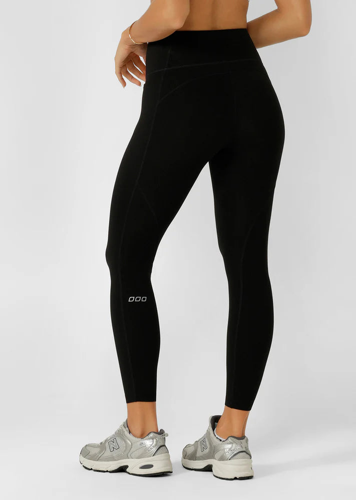 Amy No Chafe Phone Pocket Ankle Biter Leggings - your ultimate workout staple. Designed with Active Core Stability™ to shape, smooth and support through the midsection, these leggings feature an internal rubber‑edged waistband and compressive lining for secure core engagement
