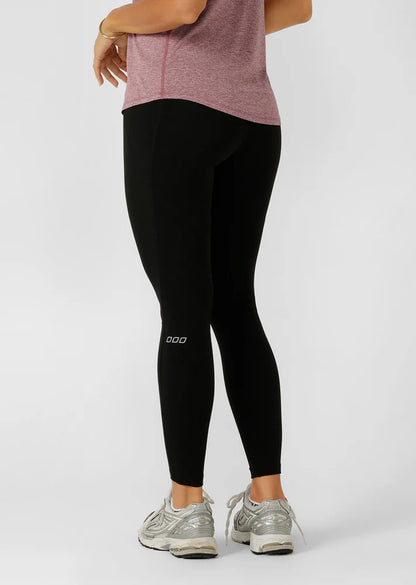 Active Core Stability™ for shape, smoothing and support through the midsection
Sweat wicking Nothing 2 See Here™ fabric for unmatched coverage
Side phone pockets
No inside-leg seams for friction free movement and a 'no-chafe' experience
Reflective iconic logo for added night-time visibility