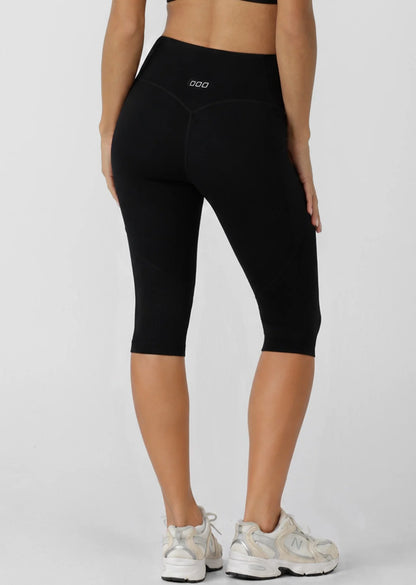 No front seam for added comfort
Flattering high rise waistband with stomach support
Soft fold front for unrestricted movement
Stabilising hidden rubber edge at back to keep your waistband in place
Side pockets to stash your essentials
Reflective iconic logo for added nighttime visibility