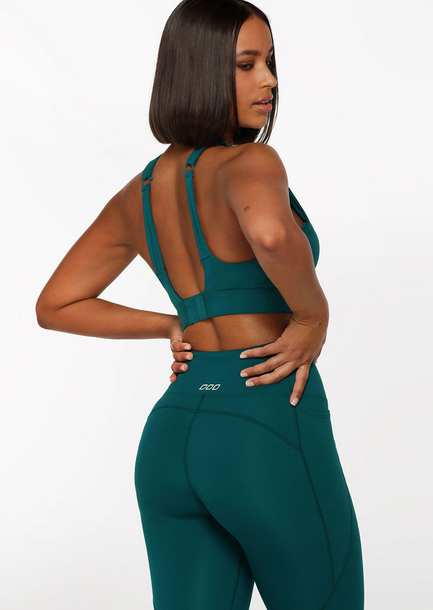 Meet the bra to match back with the best selling Amy Tech leggings. Designed to be both functional and flattering, this Nothing 2 See Here™ bra provides maximum support with secure, adjustable back straps that can be worn straight or to clear the shoulder blades. This bra features the perfect V shape neckline to flatter the bust, and an adjustable back clasp opening to customise your fit and support level.