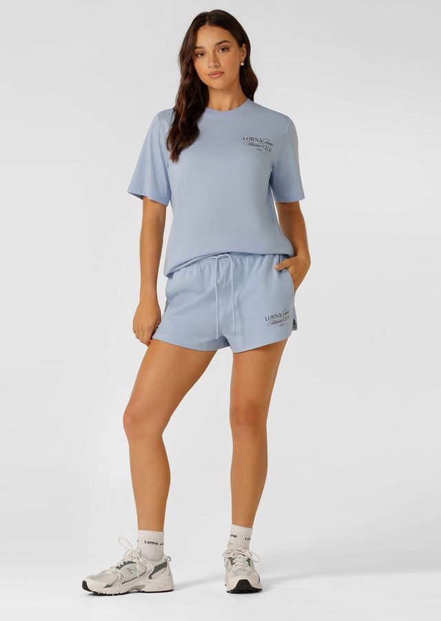 Versatile Active Living Wardrobe Essential
Flattering Relaxed Fit Silhouette
Elastic Waistband with Drawcord Adjustability
Side Pockets to Stash Your Essentials
Limited Edition Logo Print