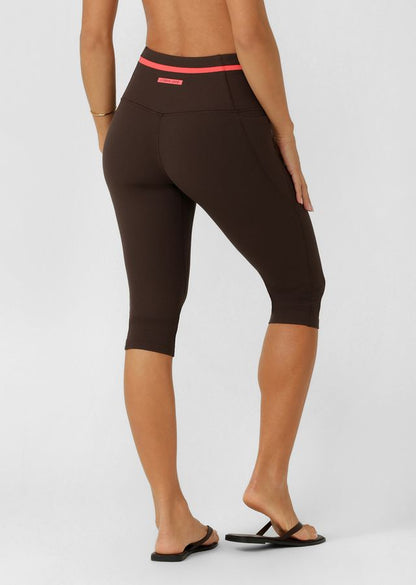 
Flattering High Rise Waistband with Stabilising Elastic Edge  for No Dig Comfort Without Compromising on Support
Side Pockets to Stash your Essentials 
Contrast Panelling for a Retro-Sport Look
Heritage Logo