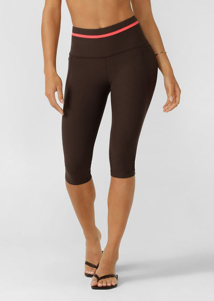 
Flattering High Rise Waistband with Stabilising Elastic Edge  for No Dig Comfort Without Compromising on Support
Side Pockets to Stash your Essentials 
Contrast Panelling for a Retro-Sport Look
Heritage Logo