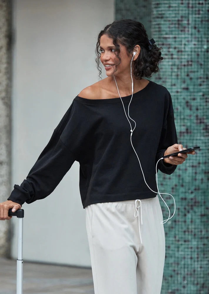 Versatile Styling Essential
Relaxed Fit Silhouette with Fashion Forward Boat Neckline
Premium Soft Touch Brushed Cotton Fabrication
Classic Ribbed Cuffs
Iconic Logo Embroidery