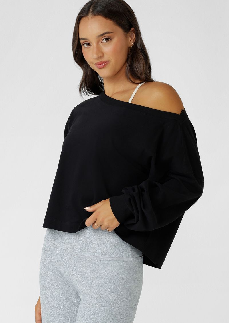Versatile Styling Essential
Relaxed Fit Silhouette with Fashion Forward Boat Neckline
Premium Soft Touch Brushed Cotton Fabrication
Classic Ribbed Cuffs
Iconic Logo Embroidery