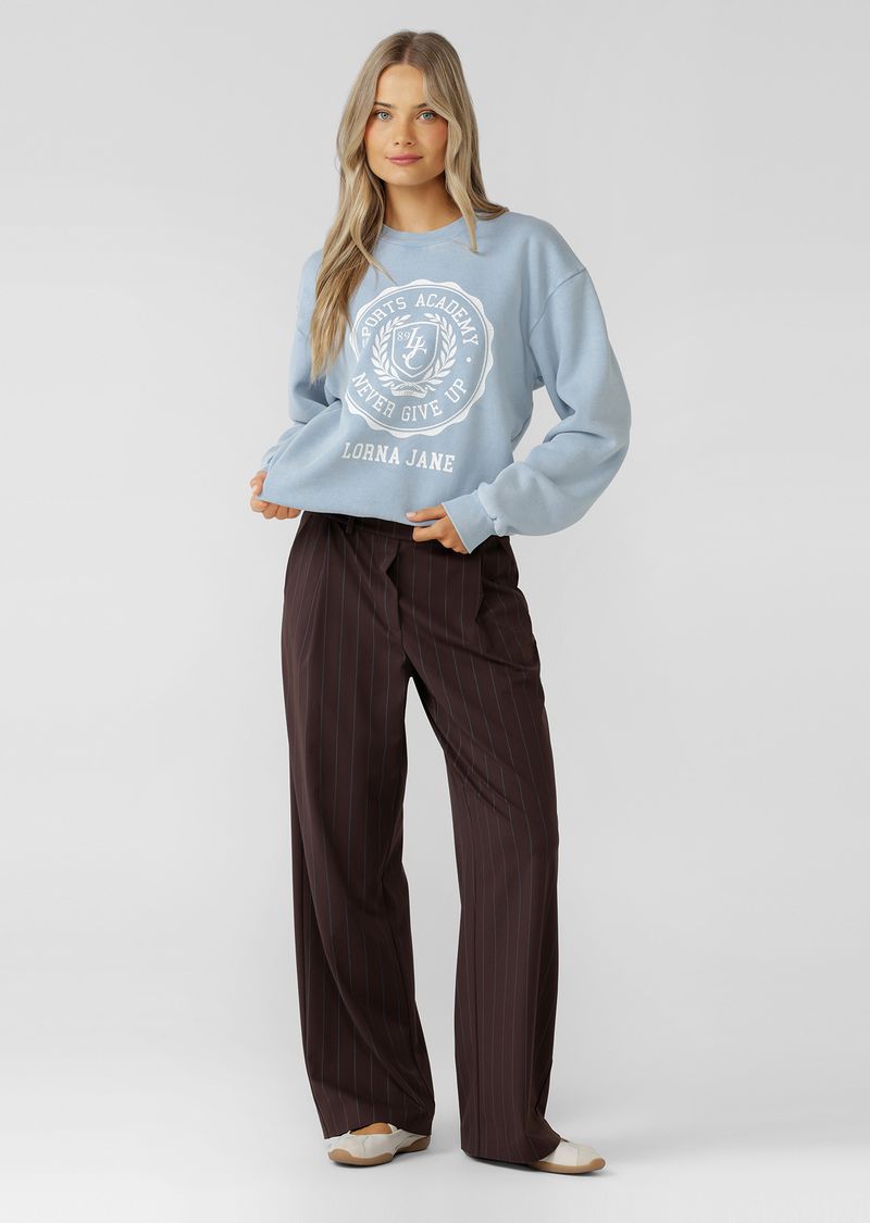 Vintage Inspired Relaxed Fit Silhouette
Cosy Cotton Blend Fleece Fabrication
Premium Vintage Wash Effect Unique to Each Style
Vintage Look Crackle Print Logo
Classic Ribbed Crew Neckline