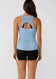 Stay cool during high intensity workouts with our longer length active tank. The UPF50+ main fabric and higher neckline offer superior coverage, while the mesh paneling and back keyhole provide optimal ventilation for added comfort.