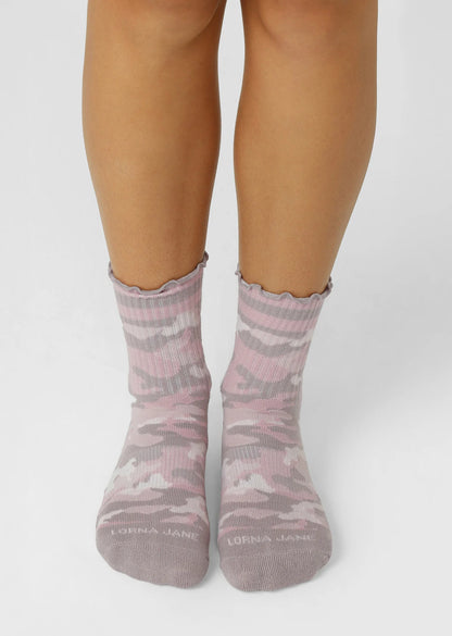 Breathable Cotton Blend
Iconic Non-Slip Design
Strategically Placed Cushioning for Added Comfort
Feminine Frill Edge and Pink Camo Design
Versatile Crew length