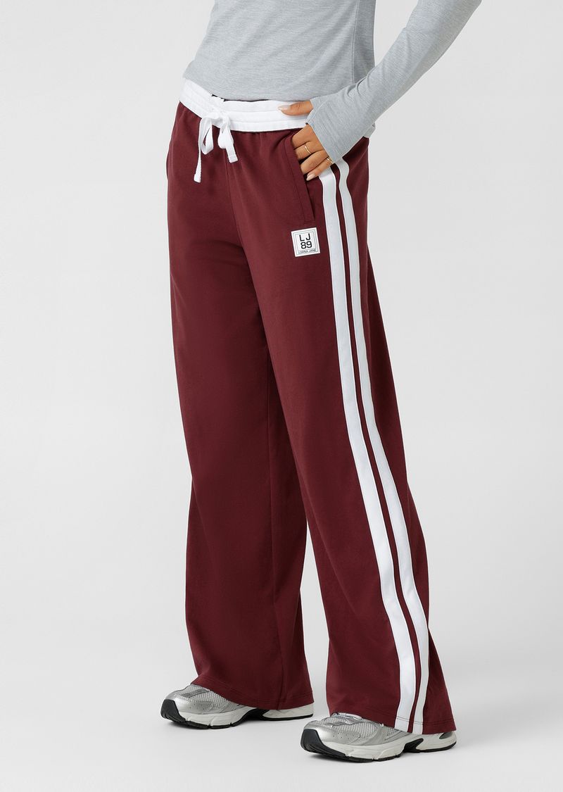 Straight leg silhouette
Mid to low rise fit
Fold over waistband
Drawcord adjustability
Contrast leg taping for a retro sport look
Side pockets
Limited edition badge