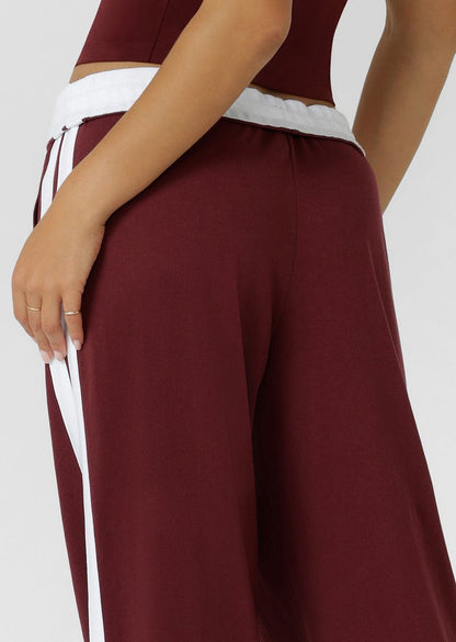 Straight leg silhouette
Mid to low rise fit
Fold over waistband
Drawcord adjustability
Contrast leg taping for a retro sport look
Side pockets
Limited edition badge