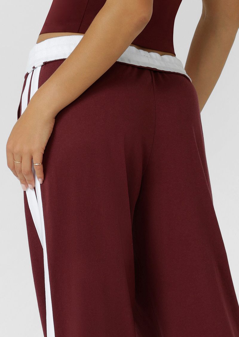 Straight leg silhouette
Mid to low rise fit
Fold over waistband
Drawcord adjustability
Contrast leg taping for a retro sport look
Side pockets
Limited edition badge