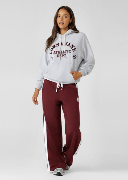 Straight leg silhouette
Mid to low rise fit
Fold over waistband
Drawcord adjustability
Contrast leg taping for a retro sport look
Side pockets
Limited edition badge