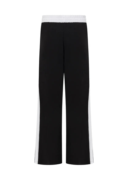 
Drawcord Adjustability
Wear it Your Way - Fold-Over Waistband
Side Pockets to Stash your Essentials
Mid to Low Rise Silhouette with Contrast Taping for a Retro Sport Look