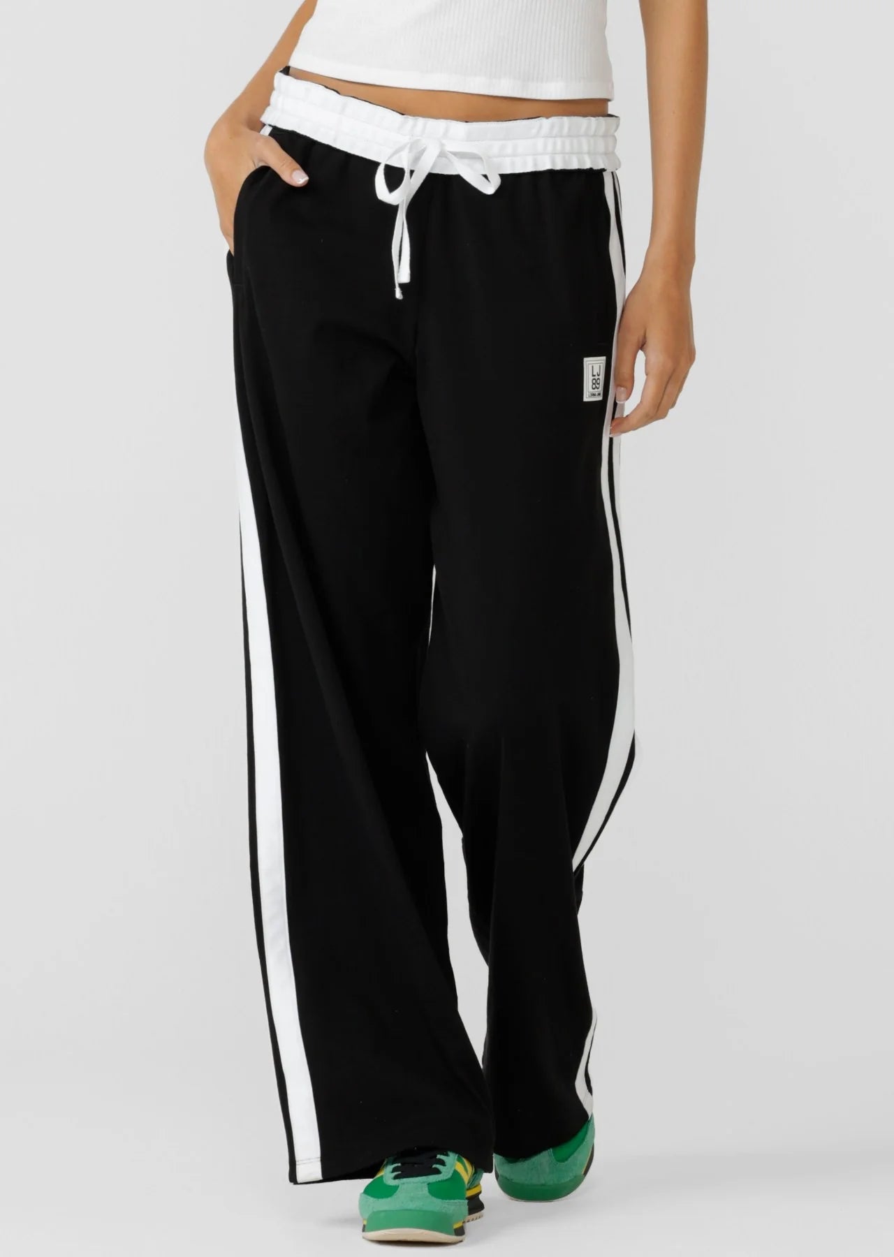Straight leg silhouette
Mid to low rise fit
Fold over waistband
Drawcord adjustability
Contrast leg taping for a retro sport look
Side pockets
Limited edition badge