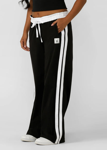 
Drawcord Adjustability
Wear it Your Way - Fold-Over Waistband
Side Pockets to Stash your Essentials
Mid to Low Rise Silhouette with Contrast Taping for a Retro Sport Look