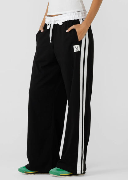 Straight leg silhouette
Mid to low rise fit
Fold over waistband
Drawcord adjustability
Contrast leg taping for a retro sport look
Side pockets
Limited edition badge